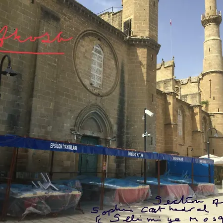 Aphrodite Beachfront Apartmán